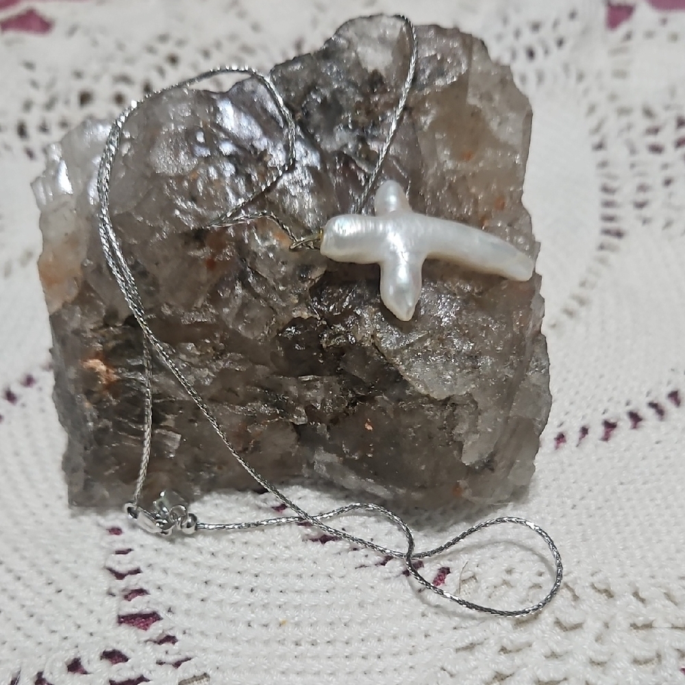 White Cultured Freshwater Pearl Cross On A 14k Italian White Gold Chain - Picture 6 of 11